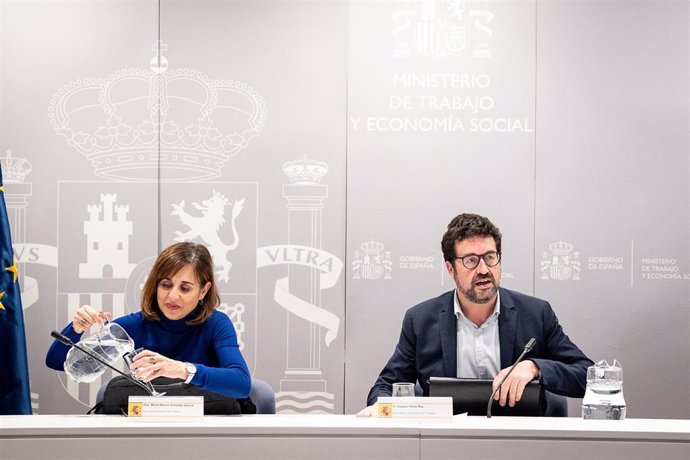 El secretario de Estado de Trabajo y Economía Social, Joaquín Pérez Rey, y la directora general de Trabajo, María Nieves González García, en la mesa de diálogo social para abordar la prevención de riesgos laborales. En Madrid, a 12 de febrero de 2024.