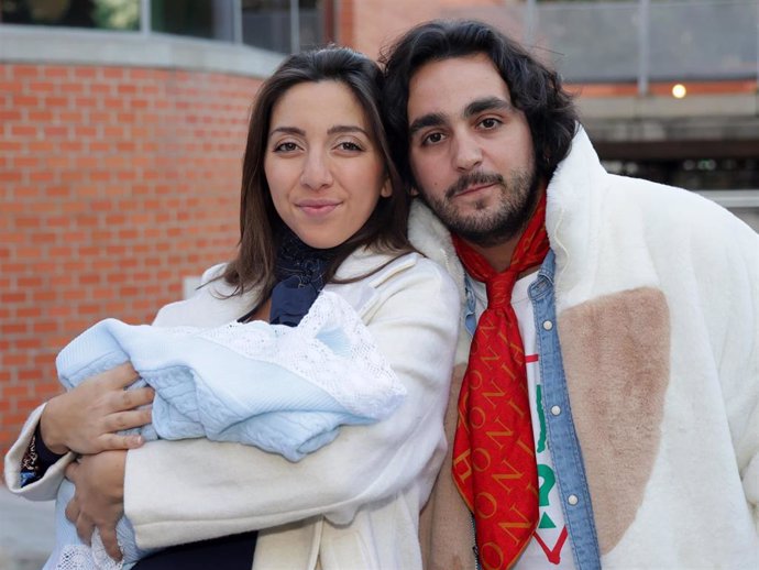 Lucía Fernanda Carmona e Ismael de la Rosa salen del hospital con su primer hijo en brazos, a 12 de febrero de 2024, en Madrid.