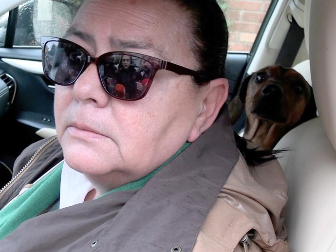 María del Monte con el perro que le regaló Antonio Tejado tras el robo