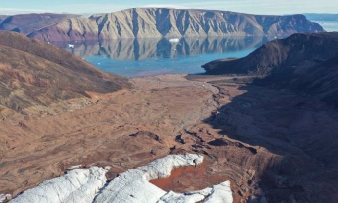 Por encima de Sydgletscher mirando al fiordo Bowdoin, en Qaanaaq, noroeste de Groenlandia