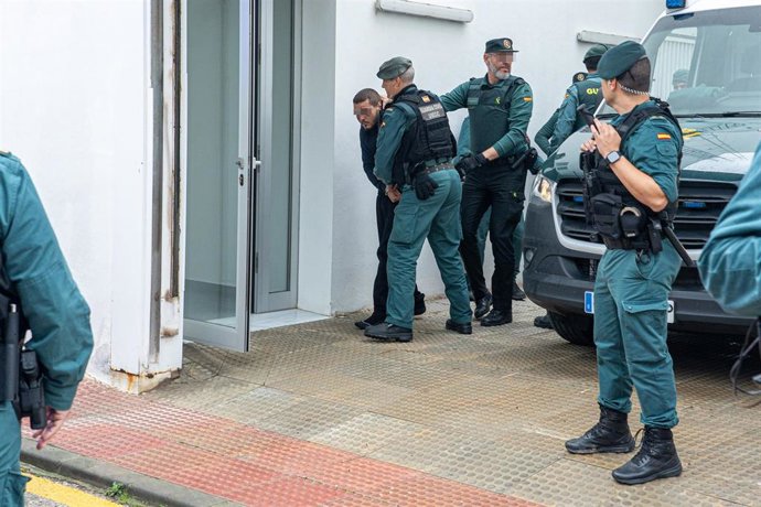  Uno de los ocho detenidos por la muerte de dos agentes de la Guardia Civil el pasado viernes en el puerto de Barbate entrando este lunes en los juzgados de este municipio gaditano. 
