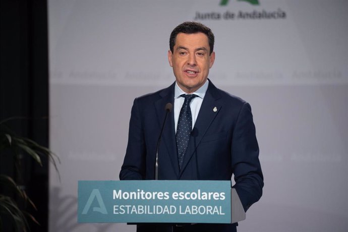 El presidente de la Junta de Andalucía, Juanma Moreno durante el acto de la firma del acuerdo con los monitores escolares, a 13 de febrero de 2024, en Sevilla, Andalucía (España).  