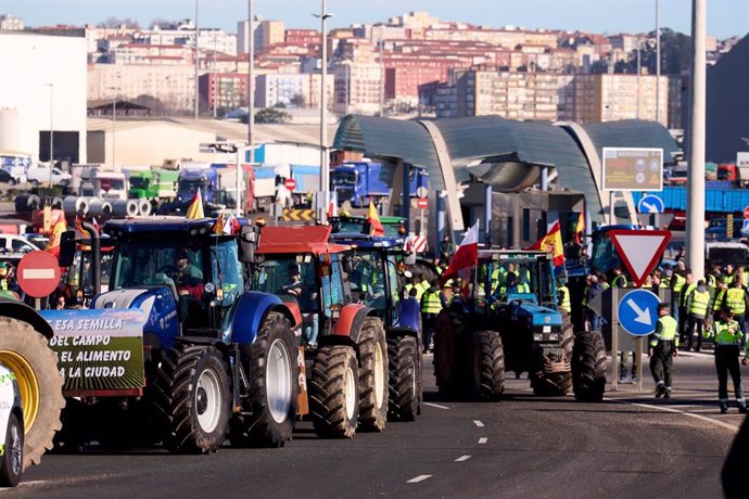 Concentración de agricultores y ganaderos a la entrada del Puerto de Santander.