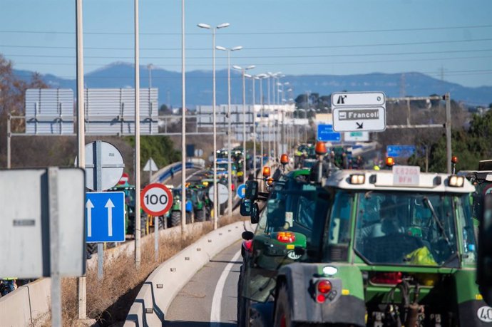 Camions concentrats a l'accés de l'Eix Transversal del Port de Tarragona