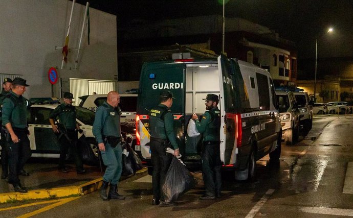 Agentes de la Guardia Civil en el operativo en Barbate para detener a los tripulantes de una narcolancha 