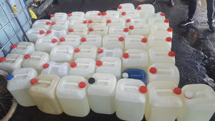 Archivo - Garrafas de gasolina intervenidas en una operación anterior de la Guardia Civil