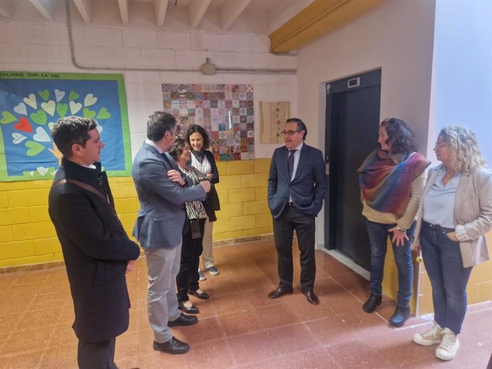 Visita del delegado de Desarrollo Educativo y Formación Profesional, y de Universidad, Investigación e Innovación, Miguel Briones, al CEIP Miguel Hernández de Málaga.
