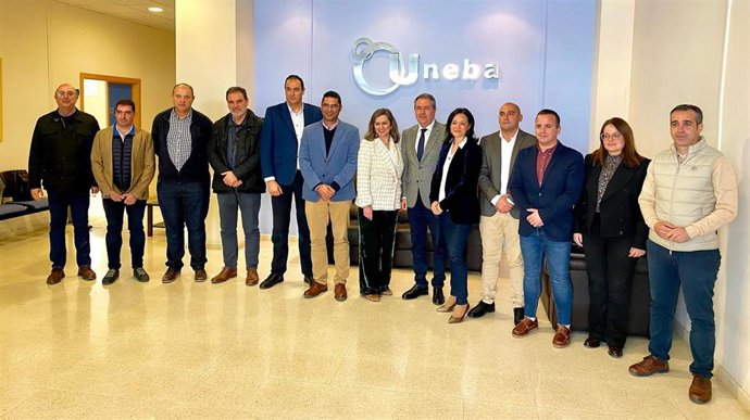 Espadas (centro), entre Serrano y Crespín, junto a cargos institucionales del PSOE y representantes empresariales, en la sede de la patronal Uneba en Baena.