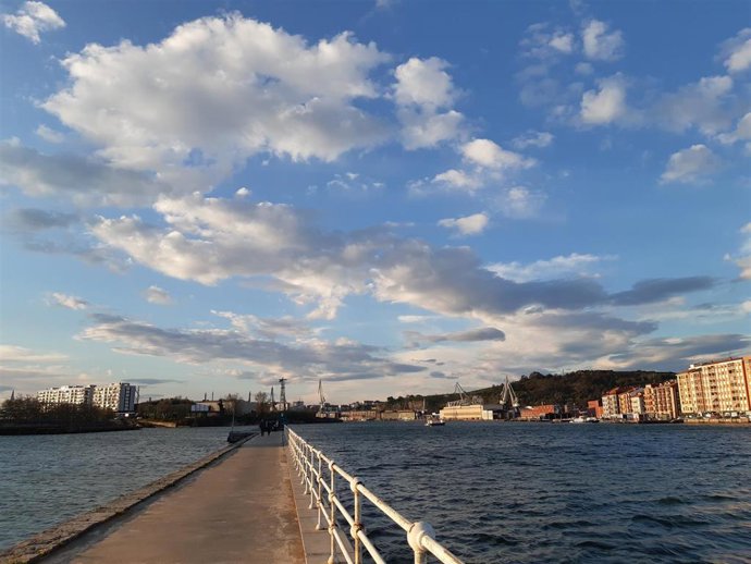 Archivo - Cielos soleados sobre la Ría del Nervión.