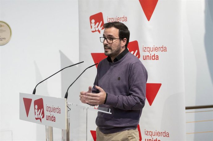 Archivo - El hasta ahora ministro de Consumo, Alberto Garzón, interviene despidiéndose de la formación ya que abandona la primera línea política, durante una reunión de la Coordinadora Federal de IU, en el Espacio Ecooo, a 1 de diciembre de 2023, en Madri
