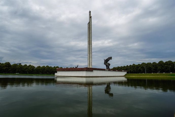 Archivo - Monumento soviético en el Parque de la Victoria, en la capital de Letonia, Riga