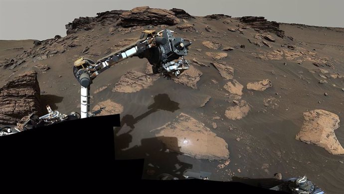 Perseverance pone su brazo robótico a trabajar alrededor de un afloramiento rocoso llamado "Skinner Ridge" en una serie de imágenes capturadas en junio y julio de 2022 por el sistema de cámara Mastcam-Z del rover.