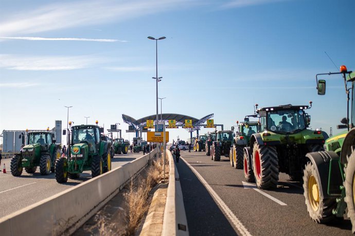 Tractors a l'autovia A-27 al Port de Tarragona