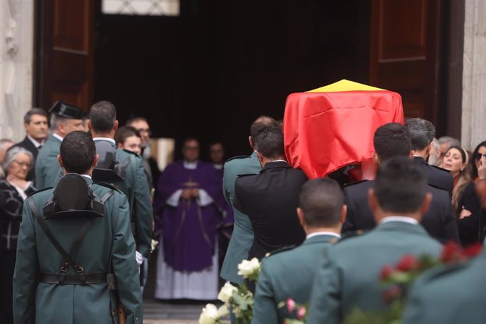 El féretro del guardia civil arrollado por una narcolancha en Barbate llegando a la Catedral de Cádiz para su funeral. ARCHIVO.
