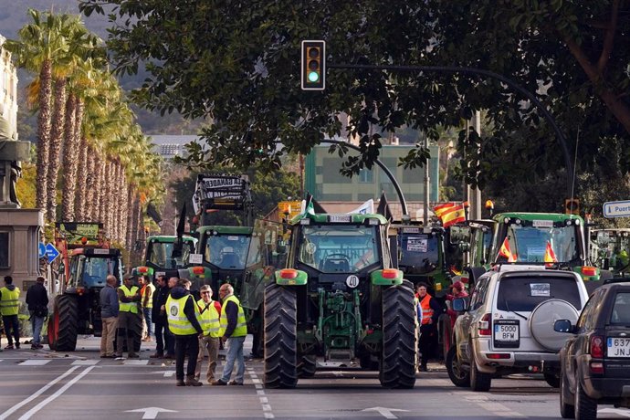 Cientos de agricultores y ganaderos cortan las principales calles de acceso a la capital malagueña. A 6 de febrero de 2024, en Málaga, (Andalucía, España). 
