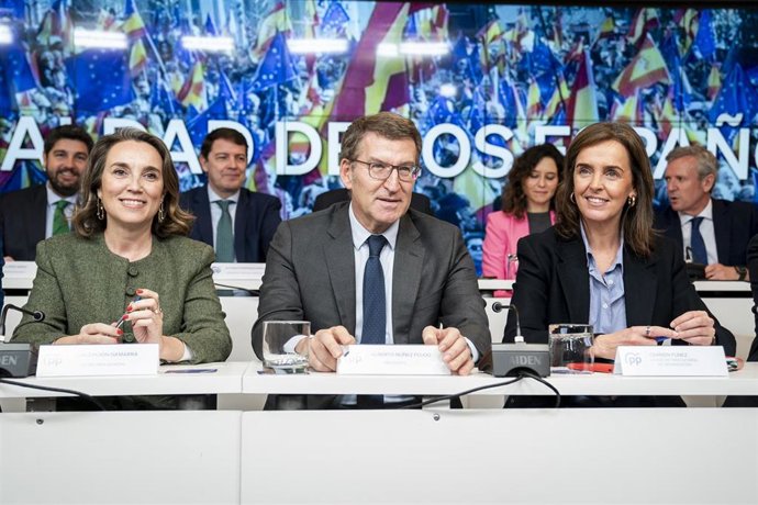 (I-D) La secretaria general del Partido Popular, Cuca Gamarra; el líder del PP, Alberto Núñez Feijóo, y la vicesecretaria de Organización Territorial del PP, Carmen Fúnez, durante la Junta Directiva Nacional del Partido Popular, en la sede de Génova, a 29
