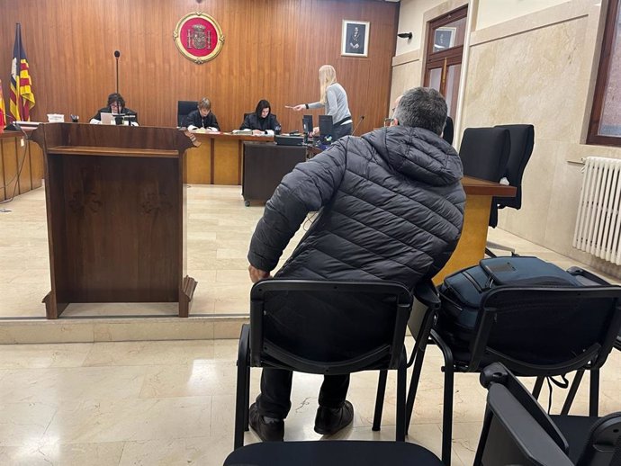 Un hombre acusado de una estafa con criptomonedas en Calvià, sentado para el juicio en la Audiencia Provincial.