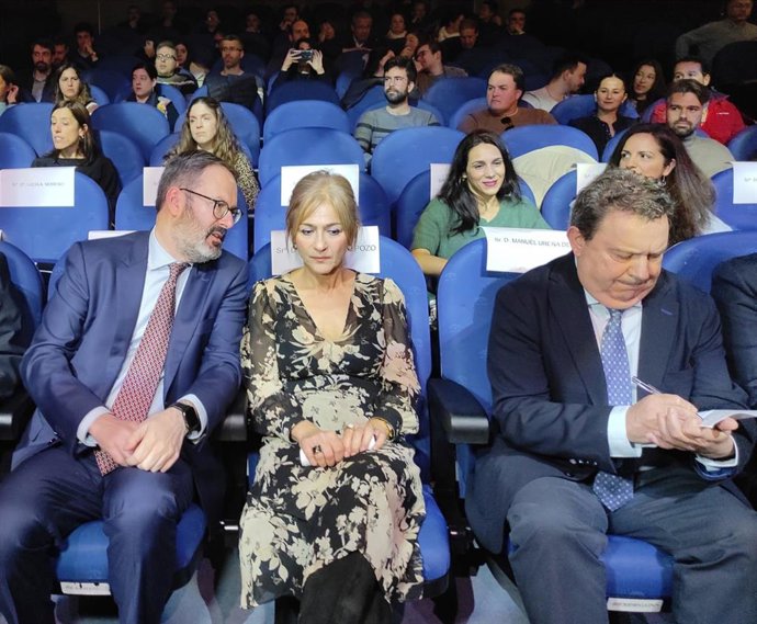 Patricia del Pozo (centro) escucha al delegado del Gobierno andaluz en Córdoba, Adolfo Molina, en el auditorio del Conservatorio Superior de Música Rafael Orozco.