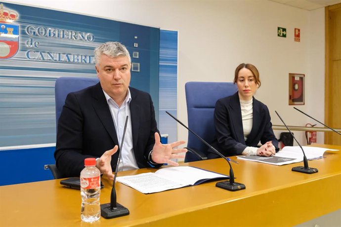 El consejero de Economía, Hacienda y Fondos Europeos, Luis Ángel Agüeros, acompañado por la directora general de Fondos Europeos, Marta García Hospital, informa, en rueda de prensa, sobre la ejecución de fondos europeos.