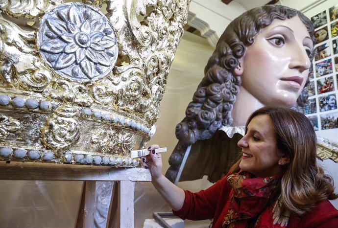 La alcaldesa de València, María José Catalá, en su visita al taller de los artistas falleros Ceballos y Sanabria donde se restaura parte del cadafal con la imagen de la Virgen de los Desamparados para la ofrenda de Fallas. 