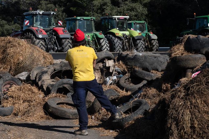 Tractors concentrats a l'AP-7 a l'altura de Pontós