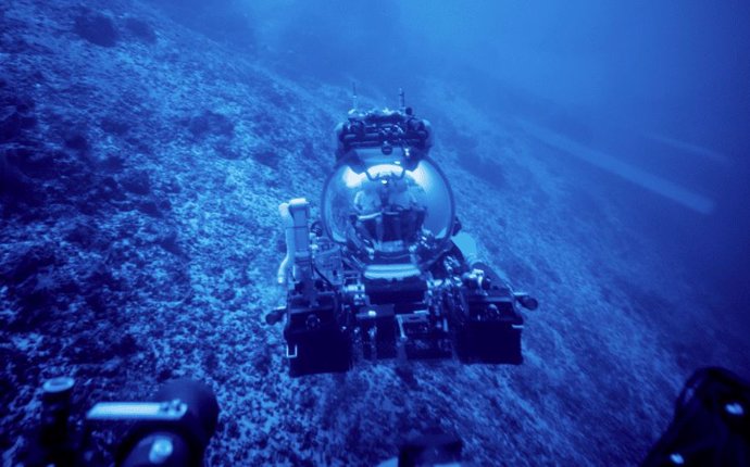 El científico jefe Frieder Klein y el piloto del Deep Rover Alan Scot exploran una plataforma de carbonato sumergida.