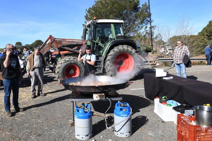 Agricultores hacen la comida en una paellera gigante mientras están concentrados en la autopista AP-7 a la altura de Pontós, en la novena jornada de protestas de los tractores en las carreteras españolas, a 14 de febrero de 2024, en Pontós, Girona
