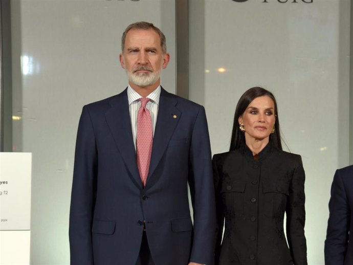 Los Reyes Felipe y Letizia, y el presidente de la Generalitat, Pere Aragonès, durante la inauguración de la segunda torre de la compañía Puig, en L'Hospitalet de Llobregat, a 14 de febrero de 2024.