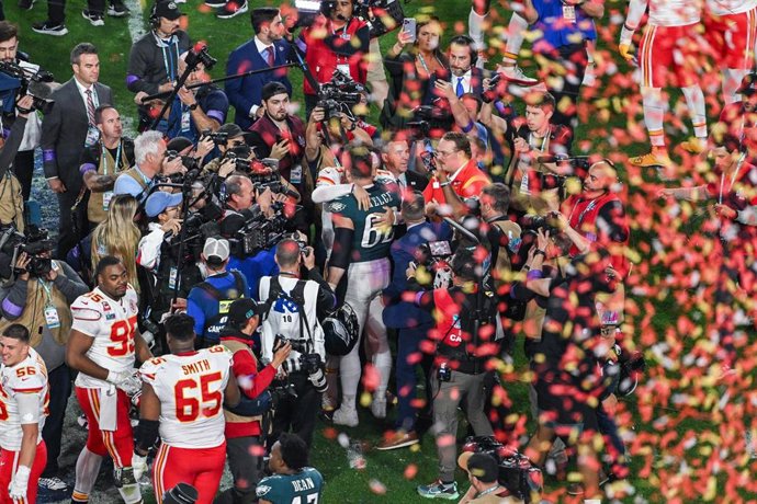 14 February 2024, US, Kansas City: Police clear the area of fans around the Kansas City Chiefs' Super Bowl victory rally after shots were fired near Union Station.