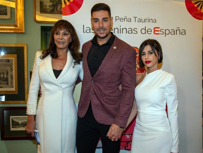 Jacobo Ostos y María Ángeles Grajal durante la entrega de premios que la peña taurina otorga, a 14 de febrero de 2024, en Madrid (España).