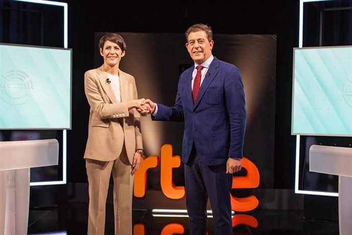 La candidata del Bloque Nacionalista Galego (BNG) a la presidencia de la Xunta, Ana Pontón y el candidato del PSdeG a la Presidencia de la Xunta, José Ramón Gómez Besteiro se saludan a su llegada al último debate electoral para las elecciones gallegas del