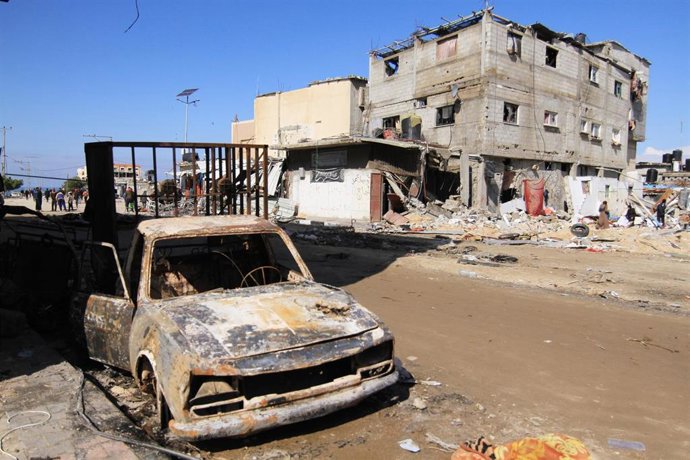Calles y edificios destruidos en la ciudad de Jan Yunis, en el sur de la Franja de Gaza