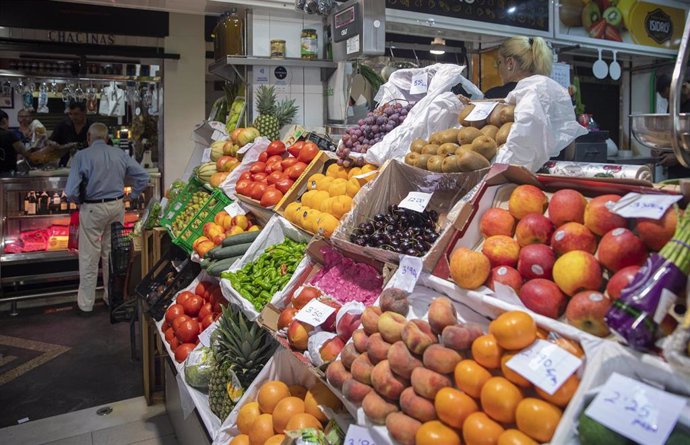 Archivo - Un puesto de frutas y verduras de un mercado de abastos. Imagen de archivo.