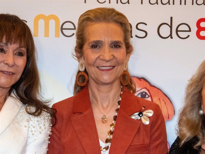 La Infanta Doña Elena, Menina de Honor, durante la entrega de premios que la peña taurina otorga