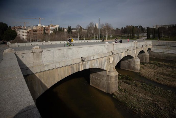 Vista de las inmediaciones del Puente del Rey, a 5 de febrero de 2024, en Madrid (España). 