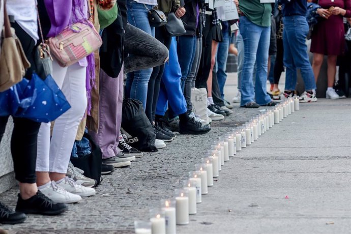 Archivo - Varias mujeres protestan durante una concentración por los 40 feminicidios en 2023 en la Puerta del Sol, a 2 de junio de 2023, en Madrid (España). 