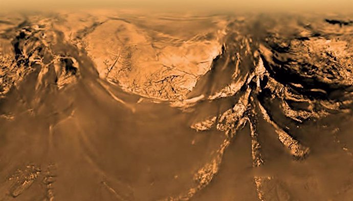 Este póster muestra una proyección aplanada (Mercator) de la vista de la sonda Huygens de Titán, la luna de Saturno, desde una altitud de 10 kilómetros.