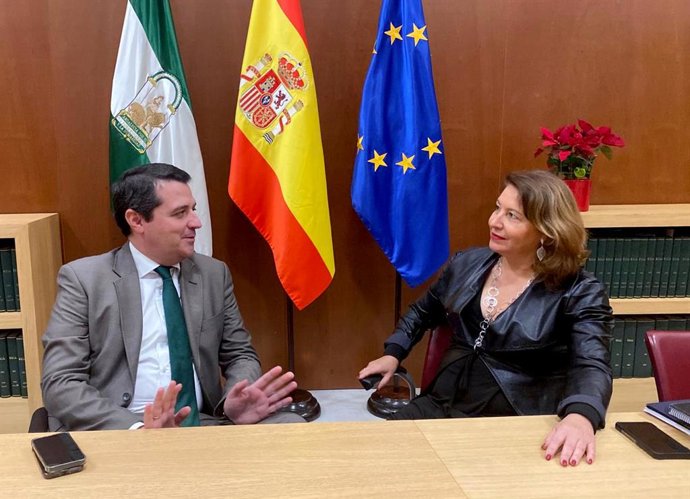 Un momento de la reunión entre José María Bellido y Carmen Crespo.