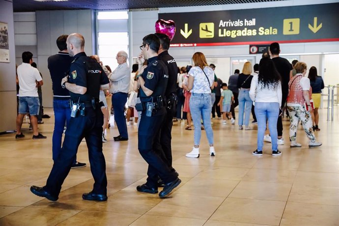 Archivo - Un grupo de agentes de Policía Nacional en el aeropuerto de Madrid-Barajas