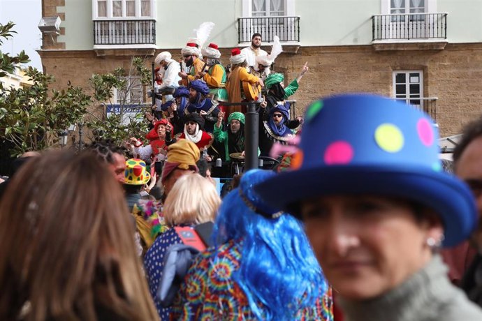 Archivo - Carrusel de coros durante el carnaval de Cádiz en la calle de 2023. ARCHIVO.