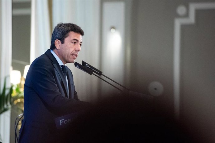El presidente de la Comunidad Valenciana, Carlos Mazón, interviene durante un desayuno informativo organizado por Fórum Europa en el Hotel Mandarin Oriental Ritz