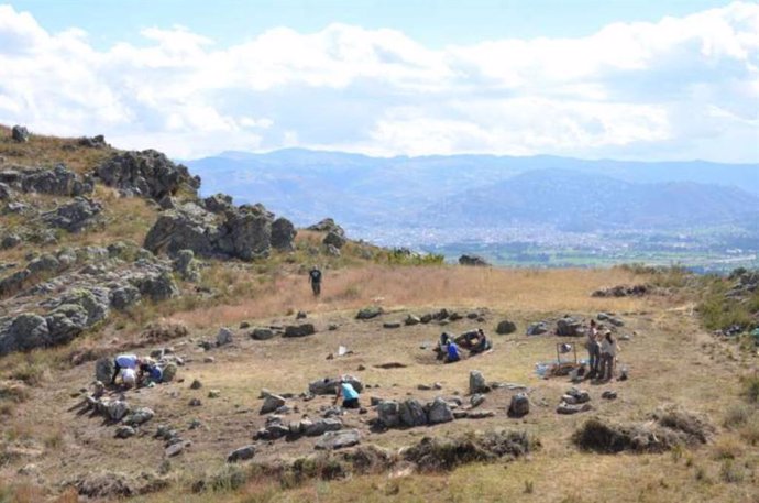 Un equipo, que incluye a antropólogos de la Universidad de Washington, trabaja en el sitio de una plaza circular que fue construida hace unos 4.750 años en la cuenca de Cajamarca, en el norte de Perú.