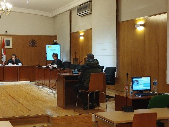 El condenado, de espaldas, durante el juicio en la Audiencia de Valladolid.