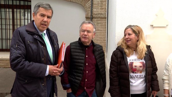 El abogado Fernando Osuna con los abuelos de la menor fallecida