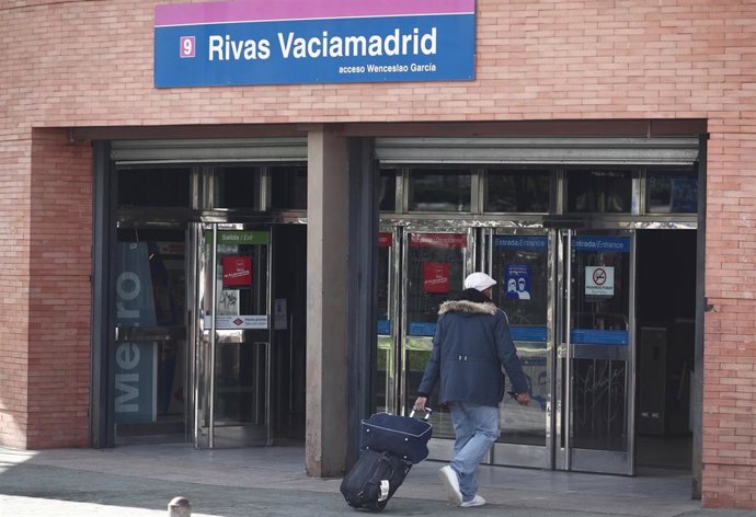 Archivo - Una persona entra a la estación de metro de Rivas-Vaciamadrid.