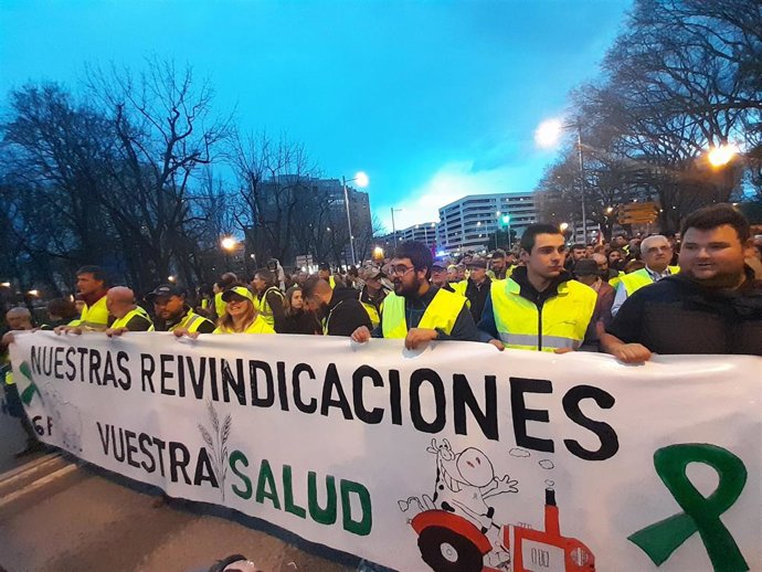 Imagen de una de las pancartas de la movilización convocada en Pamplona por agricultores y ganaderos