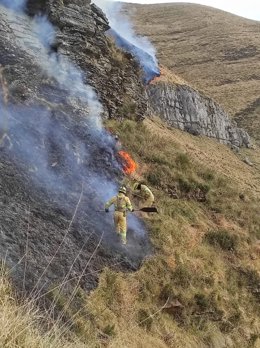 Cantabria mantiene controlado el incendio forestal en Picos de Europa