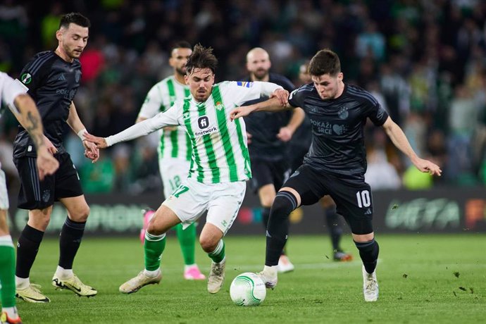 Rodri Sanchez of Real Betis and Martin Baturina of GNK Dinamo in action during round of 16 first leg, UEFA Europa Conference League, football match played between Real Betis and GNK Dinamo at Benito Villamarin stadium on February 15, 2024, in Sevilla, Spa