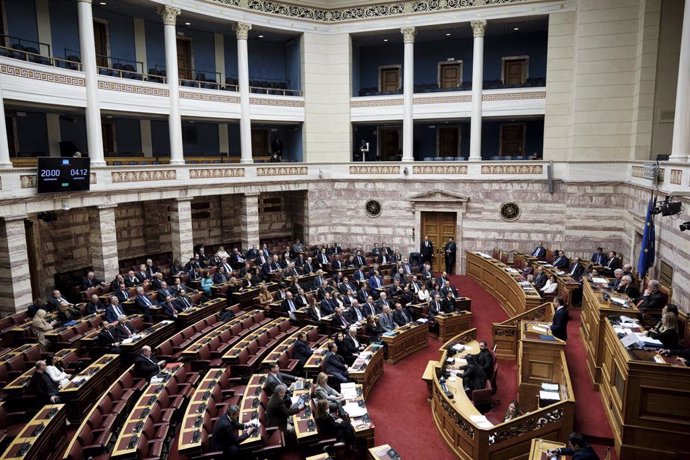 Archivo - Diputados griegos en el Parlamento de Atenas