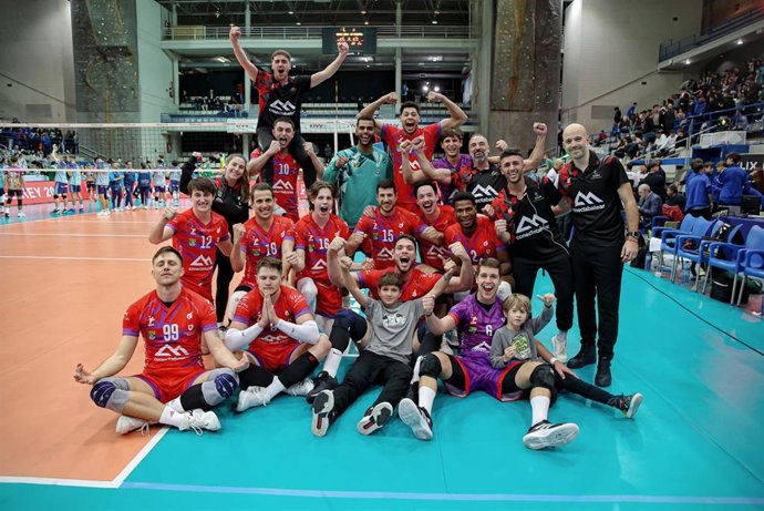 Los jugadores del CV Manacor celebran un triunfo en la XLIX Copa del Rey.